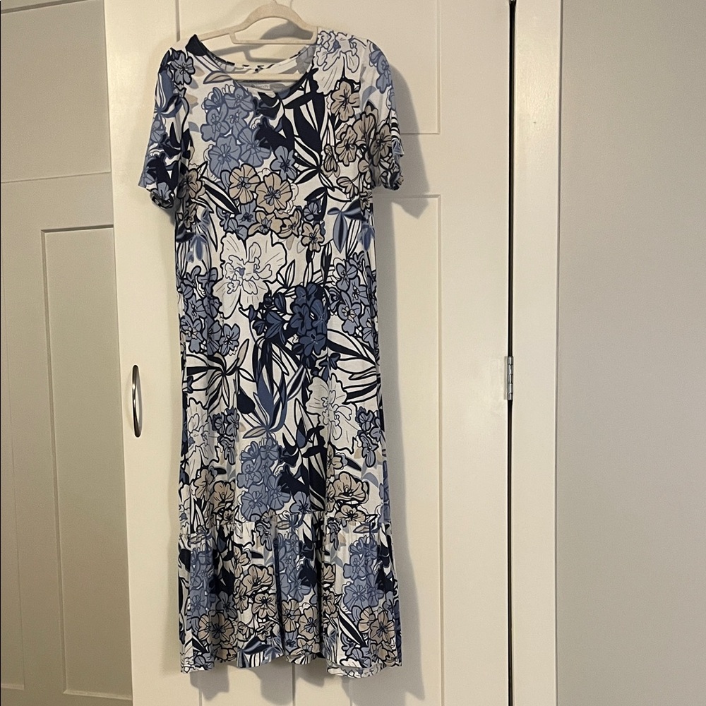 Chic Floral Midi Dress in Blue and White